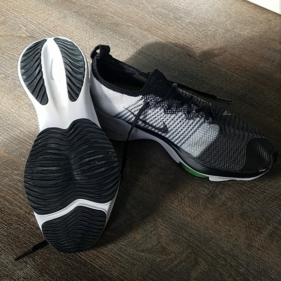 Nike air zoom black and white perfect for running. - Picture 1 of 3